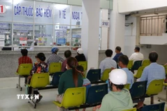 Bệnh nhân chờ nhận thuốc bảo hiểm y tế tại Bệnh viện đa khoa Bạc Liêu. (Ảnh: Tuấn Kiệt/TTXVN)