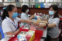 Nhân viên y tế chuẩn bị thuốc để cấp cho bệnh nhân. (Ảnh: Xuân Triệu/TTXVN)