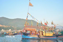 Mở đầu lễ hội là nghi thức nghinh Ông trên biển. Từ sáng sớm, đoàn ghe được trang hoàng cờ hoa rực rỡ xuất phát từ bến cá Vĩnh Trường, tiến ra khu vực mũi Phủ Ông. (Ảnh: TTXVN phát)