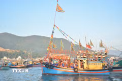 Mở đầu lễ hội là nghi thức nghinh Ông trên biển. Từ sáng sớm, đoàn ghe được trang hoàng cờ hoa rực rỡ xuất phát từ bến cá Vĩnh Trường, tiến ra khu vực mũi Phủ Ông. (Ảnh: TTXVN phát)