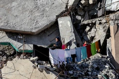 Người dân tại trại tị nạn ở Gaza. (Ảnh: THX/TTXVN)