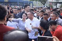 Cựu Thủ tướng Thái Lan Thaksin Shinawatra (giữa) rời nhà tù trung tâm Klong Prem ở Bangkok, hưởng chế độ ân xá ra tù trước thời hạn, ngày 11/5/2026. (Ảnh: THX/TTXVN)