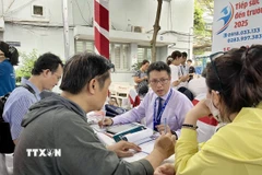 Các chuyên gia trao đổi, giải đáp thắc mắc về tuyển sinh, chọn ngành cho phụ huynh và học sinh. (Ảnh: Thu Hoài/TTXVN)