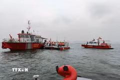 Các lực lượng chức năng tiếp tục tìm kiếm 4 nạn nhân mất tích còn lại. (Ảnh: Thanh Vân/TTXVN)