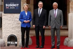 Thủ tướng Anh Keir Starmer (giữa) đón Chủ tịch Ủy ban châu Âu (EC) Ursula von der Leyen (trái) và Chủ tịch Hội đồng châu Âu Antonio Costa tới dự Hội nghị thượng đỉnh Anh-EU tại London, ngày 19/5/2025. (Ảnh: REUTERS/TTXVN)