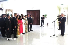 Quang cảnh lễ kỷ niệm 135 năm Ngày sinh Chủ tịch Hồ Chí Minh tại trụ sở Đại sứ quán Việt Nam ở thủ đô Phnom Penh. (Ảnh: Hoàng Minh/TTXVN)
