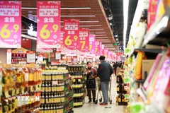 Người tiêu dùng mua sắm tại siêu thị ở Giang Tô, Trung Quốc. (Ảnh: THX/TTXVN)