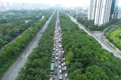 Cao tốc Hà Nội-Hòa Lạc hướng trung tâm ra ùn tắc kéo dài hàng km do ảnh hưởng của hoàn lưu bão số 10 hai ngày trước đó. (Ảnh: Quốc Khánh/TTXVN)