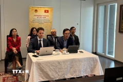 Tham tán Công sứ Phạm Quang Huy cùng ông Andrey Eydlin. (Ảnh: TTXVN phát)