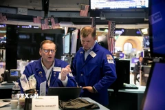 Giao dịch viên tại Sàn giao dịch chứng khoán New York, Mỹ. (Ảnh: THX/TTXVN)