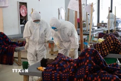 Điều trị cho bệnh nhân mắc tả tại trung tâm y tế ở Lusaka, Zambia. (Ảnh: THX/TTXVN)