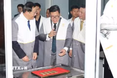 Thủ tướng Lào Sonexay Siphandone (trái) tham quan sản phẩm vàng của Nhà máy tinh luyện kim loại quý Lào-quốc tế. (Ảnh: Xuân Tú/TTXVN)