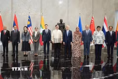 Thứ trưởng Ngoại giao Đặng Hoàng Giang (thứ năm, từ trái sang), Trưởng SOM ASEAN-Việt Nam, tham dự Hội nghị. (Ảnh: TTXVN phát)