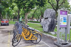 Bãi đỗ xe đạp phục vụ người dân và du khách. (Ảnh minh họa. Nguyên Lý/TTXVN)