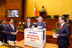 Tổng Bí thư Tô Lâm, Chủ tịch nước Lương Cường, Thủ tướng Phạm Minh Chính, Chủ tịch Quốc hội Trần Thanh Mẫn và đại biểu Quốc hội ủng hộ đồng bào khắc phục hậu quả bão lũ. (Ảnh: Doãn Tấn/TTXVN)