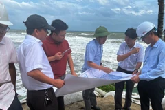 Sáng 20/10, Phó Chủ tịch UBND thành phố Đà Nẵng Trần Nam Hưng đến kiểm tra tình hình sạt lở bờ biển An Bàng do ảnh hưởng của cơn bão số 12 gây sóng mạnh và triều cường liên tục dội vào đất liền. (Ảnh: Đoàn Hữu Trung/TTXVN)