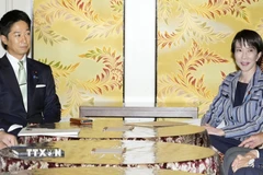 Ông Fumitake Fujita (trái), đồng lãnh đạo Đảng Duy Tân trong cuộc đàm phán thành lập liên minh với lãnh đạo đảng Dân chủ Tự do cầm quyền Sanae Takaichi (phải) tại Tokyo, ngày 17/10/2025. (Ảnh: Kyodo/TTXVN)