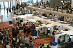 Hành khách xếp hàng tại quầy làm thủ tục ở sân bay Changi, Singapore. (Ảnh: THX/TTXVN)