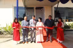 Cắt băng khai trương trụ sở làm việc của Đại sứ quán Việt Nam tại Timor-Leste ở Thủ đô Dili. (Ảnh: TTXVN phát)