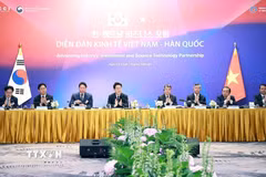 Thủ tướng Lê Minh Hưng và Tổng thống Hàn Quốc Lee Jae Myung dự Tọa đàm bàn tròn với doanh nghiệp Việt Nam và Hàn Quốc. (Ảnh: Dương Giang/TTXVN)