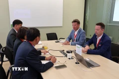 Hoạt động xúc tiến thương mại song phương bên lề cuộc tọa đàm. (Ảnh: Anh Hiển/TTXVN)