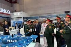 Đoàn Việt Nam tham quan Triển lãm và Diễn đàn Quốc phòng Indo Defence tại Jakarta. (Ảnh: Minh Thái)