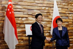 Thủ tướng Lawrence Wong và người đồng cấp Nhật Bản Sanae Takaichi. (Ảnh: AP)