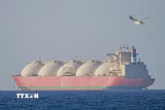 Tàu hàng di chuyển qua eo biển Hormuz khi lệnh ngừng bắn giữa Mỹ với Iran có hiệu lực trong hai tuần, ngày 8/4/2026. (Ảnh: Anadolu Agency/TTXVN)