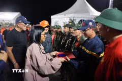 Quyền Tổng thống Venezuela Delcy Rodríguez thăm hỏi đoàn Việt Nam. (Ảnh: TTXVN phát)