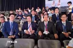 Đoàn đại biểu Việt Nam tham dự phiên khai mạc Đại hội lần thứ 40 của đảng Cộng sản Pháp (PCF). (Ảnh: Hữu Chiến/TTXVN)