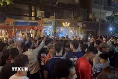 Hàng trăm người tụ tập ăn mừng chiến thắng tại một con phố ở thủ đô Cairo. (Ảnh: Hoàng Nhương/TTXVN)