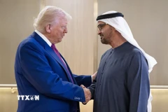 Tổng thống Mỹ Donald Trump (trái) và Tổng thống UAE Sheikh Mohamed bin Zayed Al Nahyan tại cuộc gặp ở Abu Dhabi ngày 15/5/2025. (Ảnh: AA/TTXVN)