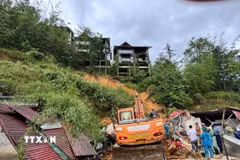 Lực lượng chức năng tích cực tìm kiếm, cứu nạn tại hiện trường vụ sạt lở tại Sa Pa, Lào Cai. (Ảnh: TTXVN phát)