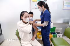 Người dân tiêm vaccine phòng ngừa bệnh cúm. (Ảnh minh họa. Tạ Toàn/TTXVN)