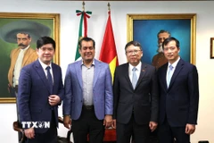Đại sứ Việt Nam được bổ nhiệm tại Mexico Nguyễn Văn Hải và Chủ tịch Hạ viện Mexico Sergio Gutiérrez Luna chụp ảnh chung cùng đoàn công tác của Đại sứ quán Việt Nam. (Ảnh: TTXVN)
