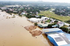 Nhiều nhà xưởng, máy móc và các bến bãi tập kết vật liệu xây dựng của các đơn vị, doanh nghiệp thuộc các xã Vân Phú, Bình Phú, Dân Chủ ven đê sông Lô, tỉnh Phú Thọ đã bị ngập sâu trong nước. (Ảnh: Tạ Toàn/TTXVN)