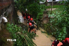 Lực lượng cứu hộ tìm kiếm nạn nhân tại hiện trường vụ lở đất ở Trung Quốc ngày 19/5/2025. (Ảnh: THX/TTXVN)