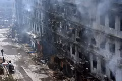 Hiện trường vụ cháy trung tâm thương mại ở Karachi, Pakistan, ngày 19/1/2026. (Ảnh: THX/TTXVN)