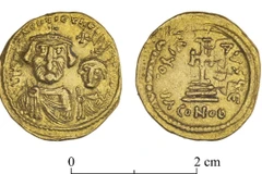 Những đồng tiền vàng hiếm có niên đại thời Byzantine được phát hiện tại di chỉ khảo cổ Hyrcania ở phía Bắc sa mạc Judea. (Ảnh của COGAT)