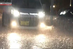 Mưa như trút nước đã gây ngập lụt một số khu vực ở thủ đô Tokyo. (Ảnh: NHK)