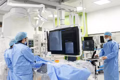 5 ca can thiệp tim mạch phức tạp được thực hiện liên tiếp trong một buổi chiều tại Bệnh viện Bạch Mai cơ sở Ninh Bình. (Ảnh: TTXVN phát)