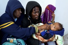 Người di cư được giải cứu tới căn cứ hải quân ở Tripoli, Libya. (Ảnh: THX/TTXVN)