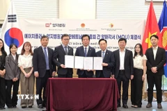 Hai bên công bố văn bản MOU đã ký. (Ảnh: Đức Thắng/TTXVN)