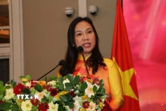 Đại sứ Trịnh Thị Tâm phát biểu khai mạc buổi lễ. (Ảnh: Đại sứ quán cung cấp/TTXVN phát)
