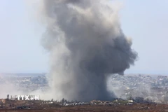 Khói bốc lên sau cuộc không kích của Israel xuống Dải Gaza. (Ảnh: THX/TTXVN)