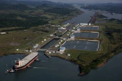 Tàu thuyền đi qua kênh đào Panama ở Miraflores, Panama City, Panama. (Ảnh: Getty Images/TTXVN)