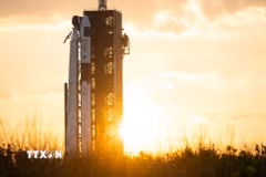 Tên lửa đẩy Falcon 9 của SpaceX trên bệ phóng tại Trung tâm vũ trụ Kennedy ở Florida, Mỹ. (Ảnh: )THX/TTXVN