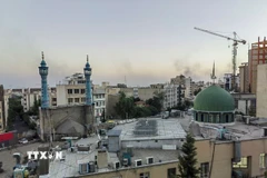 Khói bốc lên sau cuộc tấn công của Israel tại Tehran, Iran, ngày 17/6/2025. (Ảnh: THX/TTXVN)