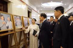 Các đại biểu dự sự kiện xem bức ảnh Chủ tịch Kim Nhật Thành và Chủ tịch Hồ Chí Minh - những người đặt nền móng xây dựng mối quan hệ hữu nghị Việt Nam-Triều Tiên. (Ảnh: Đỗ Sinh/TTXVN)