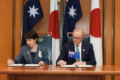 Thủ tướng Australia Anthony Albanese và Thủ tướng Nhật Bản Sanae Takaichi ký tuyên bố chung về hợp tác an ninh kinh tế. (Ảnh: Reuters)